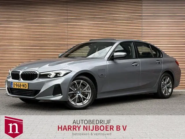 BMW 3-serie 320e Schuifdak / Camera / Navi / Clima / Lm Velgen