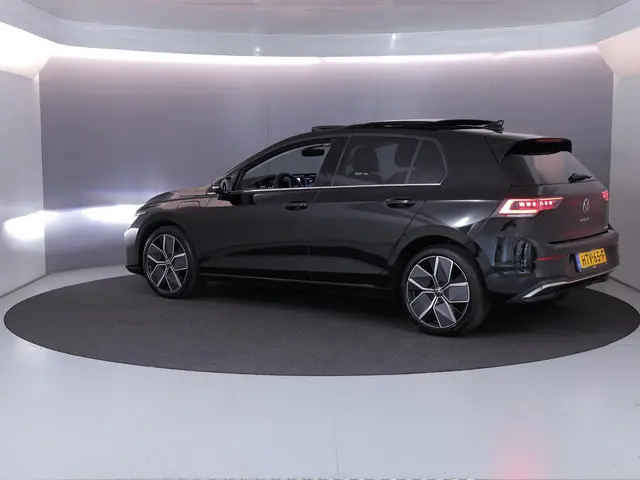 Volkswagen Golf 1.5 eHybrid Style Edition 204 pk Automaat (DSG) | Verlengde garantie | Navigatie via...