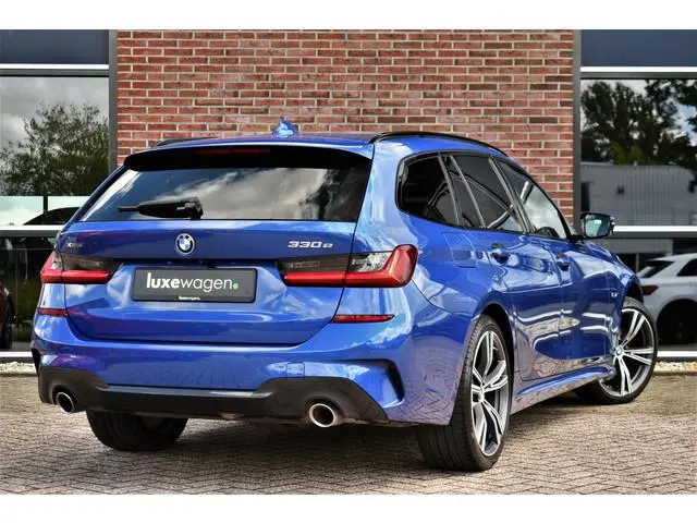 BMW 3-serie Touring 330e xDrive M-Sport Pano Trekh El-zetels HUD Laser 19inch Adp-onderstel