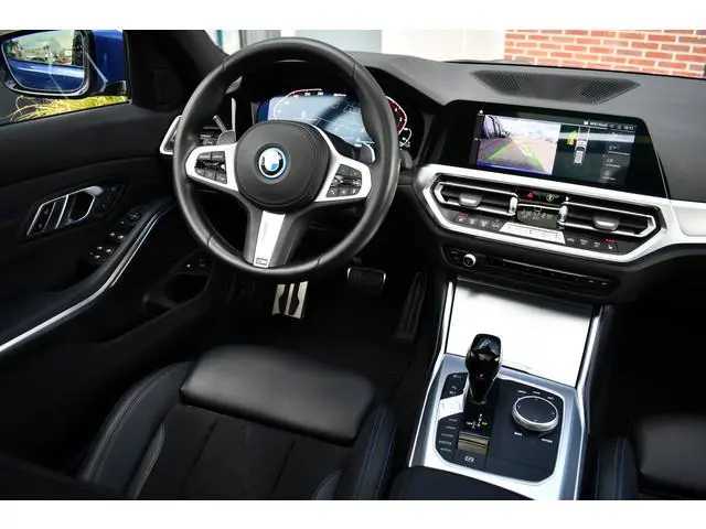 BMW 3-serie Touring 330e xDrive M-Sport Pano Trekh El-zetels HUD Laser 19inch Adp-onderstel