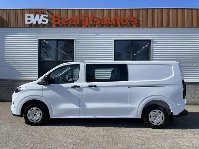 Ford Transit Custom 320 2.0 TDCI L2H1 Trend DC 5 persoons / originele Ford dubbel cabine / bpm vrij / NIEUW / vaste prijs rijklaar € 39.950 ex btw / lease vanaf € 715 / airco / cruise / vol opties !