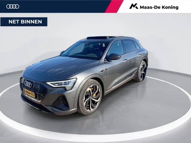 Audi e-tron 50 quattro S edition 71 kWh · Panoramadak · Apple/Android Car Play · Camera + Parkeersen...