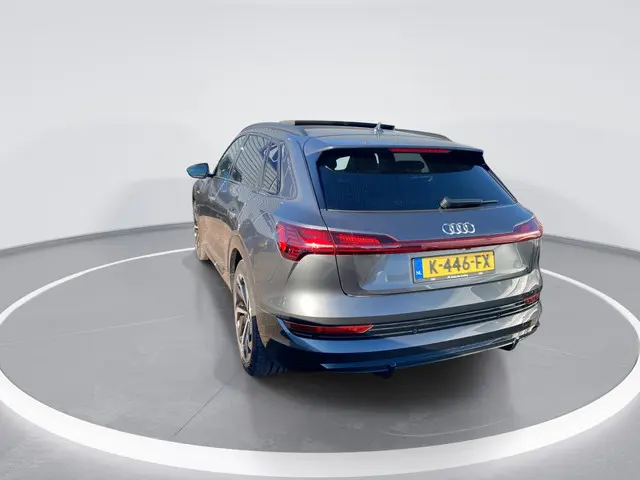 Audi e-tron 50 quattro S edition 71 kWh · Panoramadak · Apple/Android Car Play · Camera + Parkeersen...