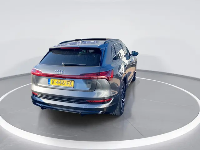 Audi e-tron 50 quattro S edition 71 kWh · Panoramadak · Apple/Android Car Play · Camera + Parkeersen...