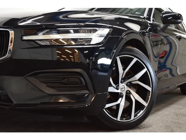 Volvo V60 2.0 T5 250pk AUT8 Momentum Trekhaak 1800kg/ Leer/ Pano/ Stoelverw.