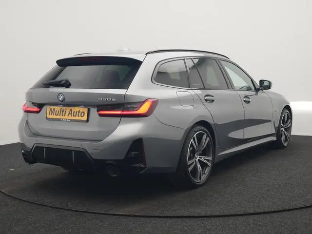 BMW 3-serie Touring 330e M Sport FACELIFT PHEV 293pk Dealer O.H. | Trekhaak Af Fabriek | Panodak | H...