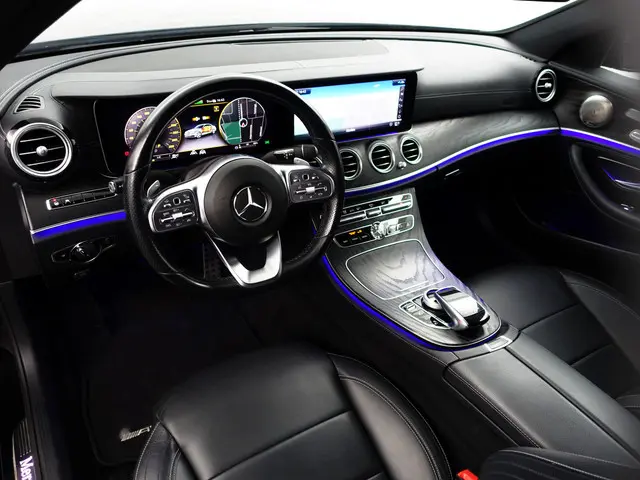 Mercedes-Benz E-klasse 300 e AMG Night Edition Aut- Memory Seats, Sfeerverlichting, 360 Camera, CarP...