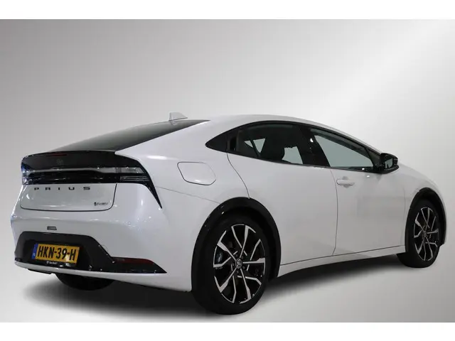 Toyota Prius Plug-in Hybrid 220 Executive, Blind Spot, Apple Carplay & Android Auto, Stoel & Stuur v...