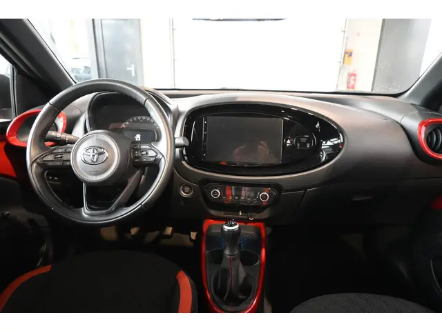 Toyota Aygo X 1.0 VVT-i MT Play Clima Carplay Panoramadak Camera LED Rijklaarprijs Inruil Mogelijk!