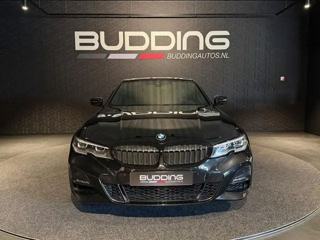 BMW 3-serie 320i High Exe | M-sport | Camera | CarPlay