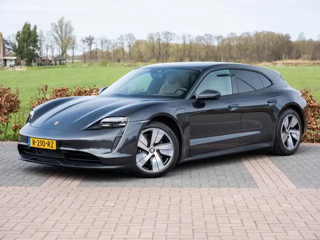 Porsche Taycan Sport Turismo 93 kWh  | Innodrive | Achterasbesturing | Bose Surround Premium Sound |...