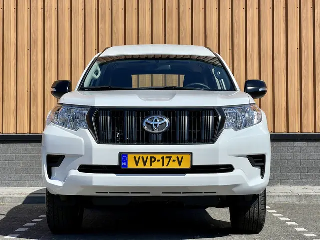 Toyota Land Cruiser 2.8 D-4D-F Challenger High Roof Blind Van | Direct Leverbaar | 3500 Kg Trekken |...