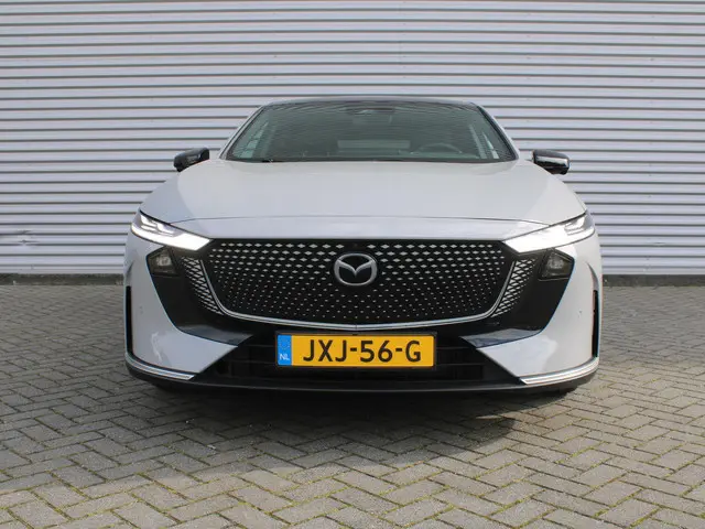 Mazda 6e Takumi Long Range 80 kWh | Stuur-/stoelverwarming + ventilatie | 360 camera | Pano dak | Zw...