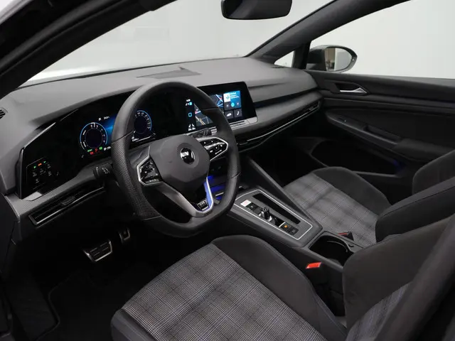 Volkswagen Golf 1.4 eHybrid 245 pk DSG GTE | Panoramadak | Stuur-/stoelverwarming | Navigatie | Parkeersensoren voor/achter