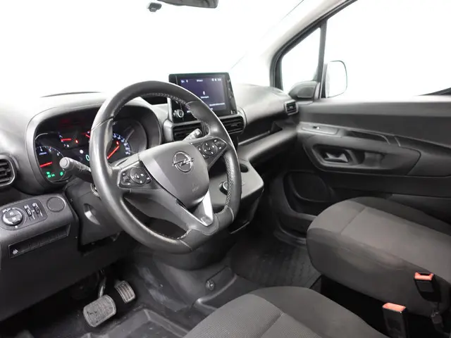 Opel Combo 1.5D 130PK L2H1 Edition Automaat Airco Navigatie Camera Parkeersensoren Trekhaak