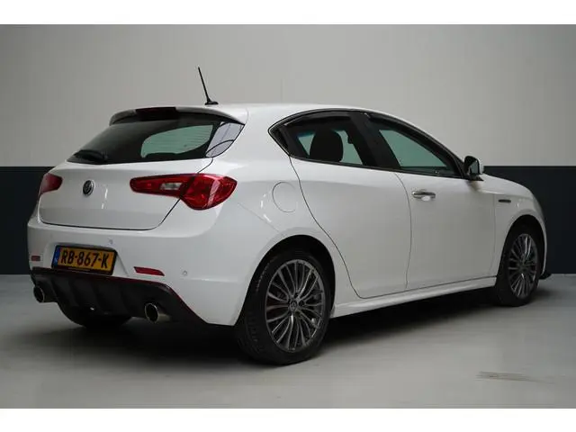 Alfa Romeo Giulietta 1.4 Turbo MultiAir Super | Leder | Stoelverwarming | Cruise control | Climate c...