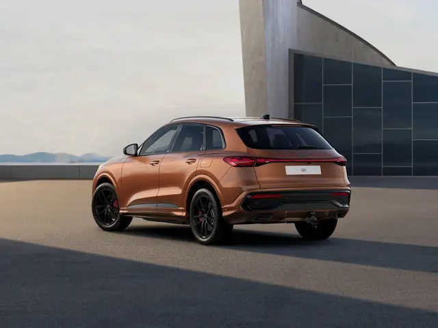 Audi Q5 e-hybrid quattro S edition Competition 367 PK · Tech pro · 20" LM Velgen · Glazen panoramada...