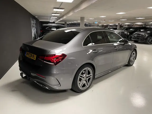 Mercedes-Benz A-klasse 200 Business Solution AMG | Trekhaak | Stoelverwarming