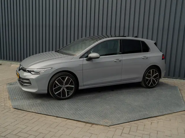 Volkswagen Golf 1.5 eTSI 50 Edition | Panodak | Trekhaak wegkl. | Stoelgeheugen | Head Up | IQ Light...