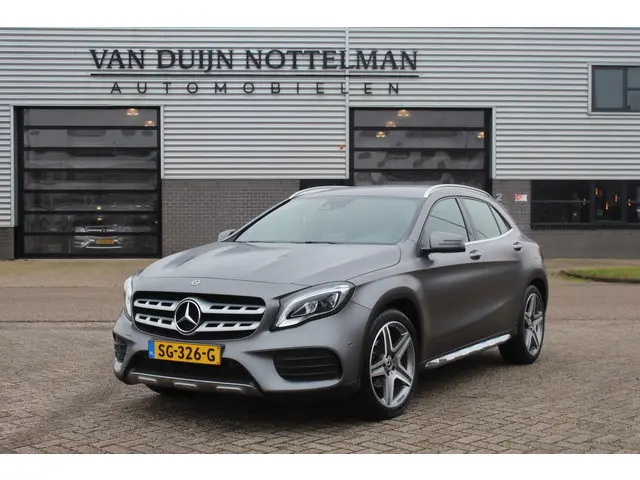 Mercedes-Benz GLA-klasse 180 Premium AMG / Keyless / Leer / N.A.P.