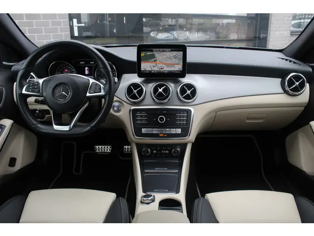 Mercedes-Benz GLA-klasse 180 Premium AMG / Keyless / Leer / N.A.P.