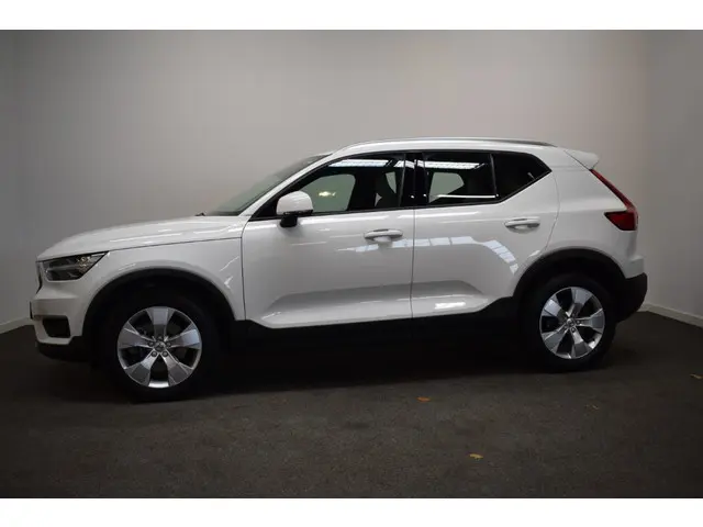 Volvo XC40 2.0 T4  190pk AUT8 Momentum Trekhaak 1800kg/ Leer/ Stoelverw./ Camera/ Adapt. Cruise