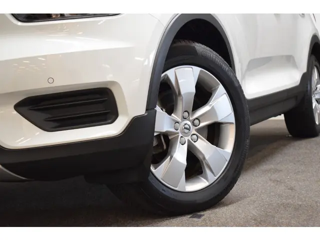 Volvo XC40 2.0 T4  190pk AUT8 Momentum Trekhaak 1800kg/ Leer/ Stoelverw./ Camera/ Adapt. Cruise