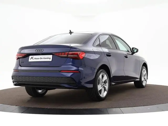 Audi A3 Limousine Advanced edition 30 TFSI 85 kW / 116 PK Limousine · 18'' zwarte lichtmetalen velge...