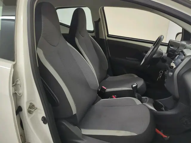 Toyota Aygo 1.0 VVT-i x-play 1e Eigenaar | Dealer Onderh | BTW | NAP | Camera | Navi | Carplay | Ful...