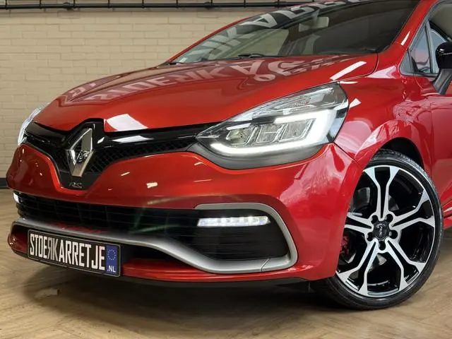 Renault Clio 1.6 R.S. Trophy 220pk | Carplay | Led | 18 inch | camera | PDC | Leder |