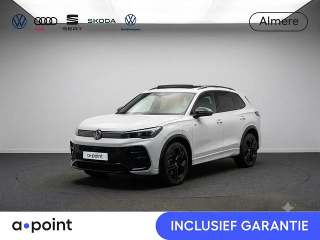 Volkswagen Tiguan 1.5 eHybrid R-Line Edition 272 pk Automaat (DSG) | Navigatie | Panoramadak | Parke...