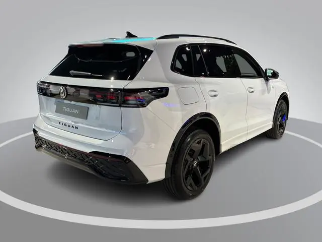 Volkswagen Tiguan R-Line 1.5 eHybrid 204 PK 6 versn. DSG · Voorstoelen verwarmbaar · Sfeerverlichtin...