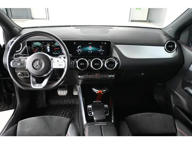 Mercedes-Benz B-klasse 180 Business Solution AMG Automaat Navigatie Panoramadak Rijklaarprijs Inruil Mogelijk!