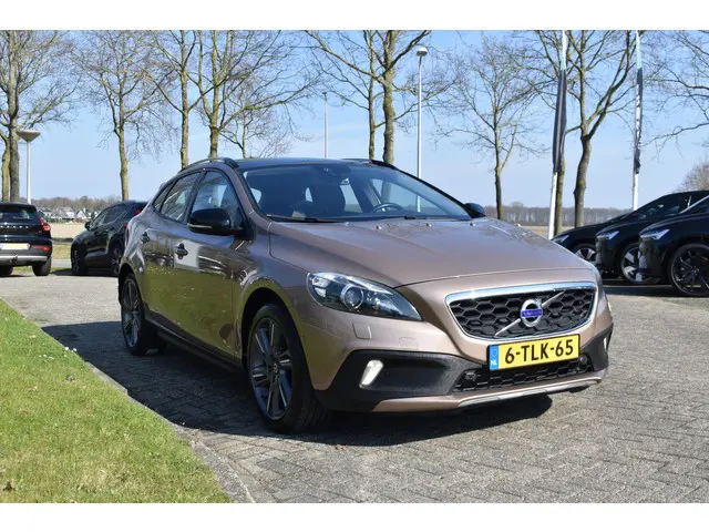 Volvo V40 Cross Country T4 180PK Automaat Summum | 1e eigenaar | Trekhaak | Panodak | Camera | Leder...