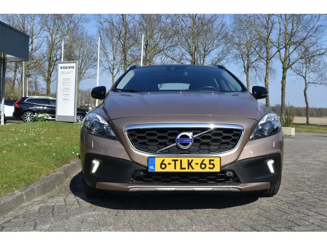 Volvo V40 Cross Country T4 180PK Automaat Summum | 1e eigenaar | Trekhaak | Panodak | Camera | Leder...