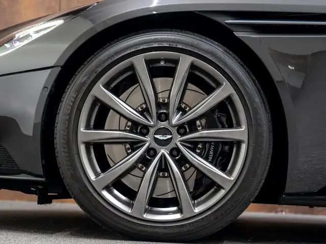 Aston Martin DB11