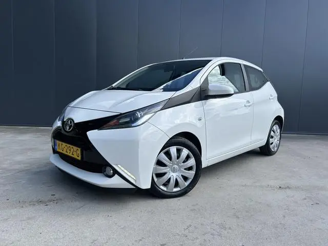 Toyota Aygo 1.0 VVT-i x-play AIRCO CAMERA LED 5 DEURS