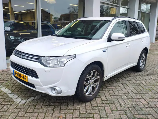 Mitsubishi Outlander 2.0 PHEV INSTYLE met APK TOT 03-2026