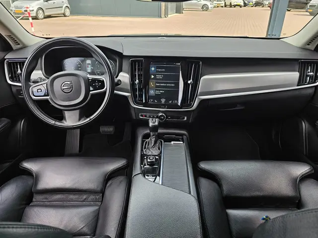 Volvo V90 2.0 T4 Momentum | Automaat | LED | Trekhaak | App-connect | Leder | Stuur & stoelverwarmin...