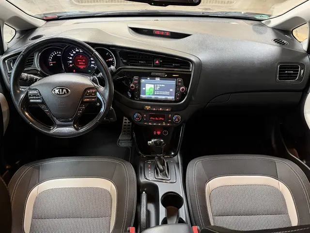 Kia cee'd Sportswagon 1.6 GDI AUT DynamicLine | Navi | Stoel & Stuur verwarming | Camera | PDC V+A |...