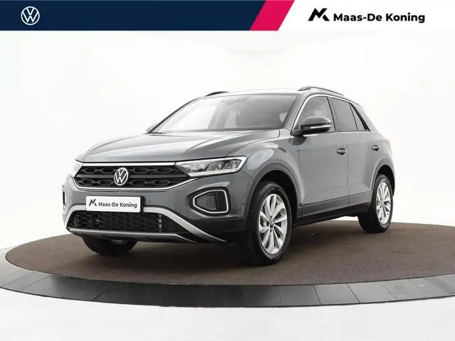 Volkswagen T-Roc 1.5 TSI 150pk DSG Life Edition · Camera · Trekhaak · Navigatie · Apple/Android Car...