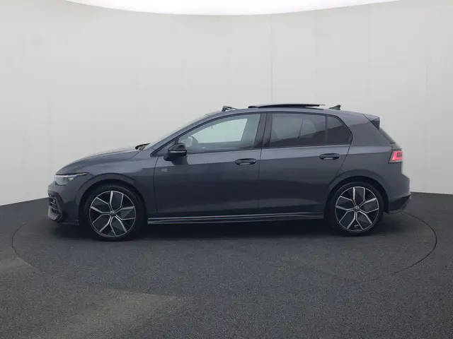 Volkswagen Golf 1.5eTSI/150PK R-Line DSG · Panoramadak · Camera + Parkeersensoren · Apple/Android Ca...