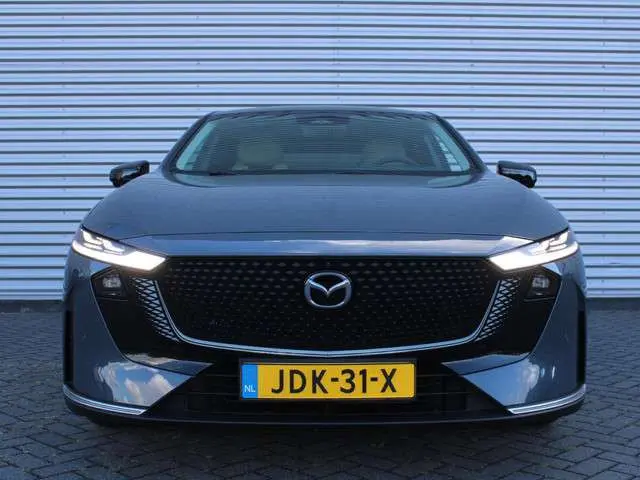 Mazda 6e Takumi 68.8 kWh | Stuur-/stoelverwarming + ventilatie | Pano | Camera rondom | Elek. stoelverstelling + achterklep | 19" LM | Cruise adapt. |