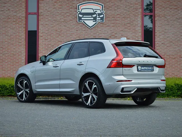Volvo XC60 2.0 T8 Recharge AWD Ultra Dark