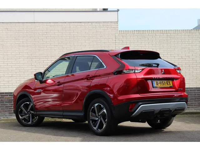 Mitsubishi Eclipse Cross 2.4 PHEV Intense | Trekhaak | Stoelverwarming | Navigatie | Camera | Carpla...
