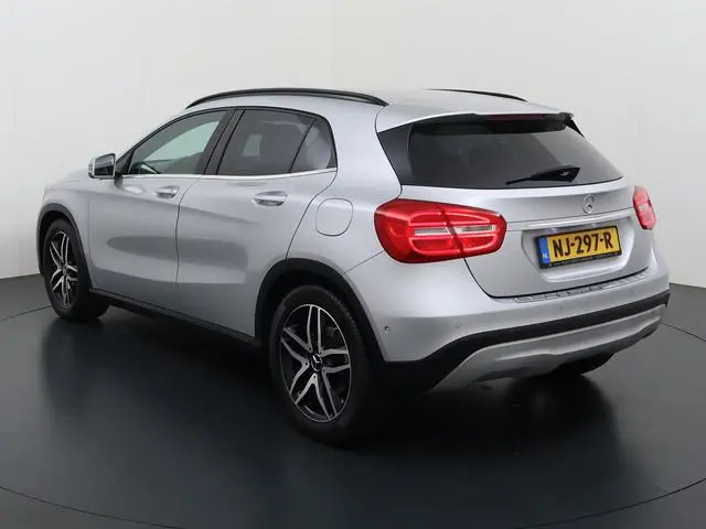 Mercedes-Benz GLA 200 // Camera // Navi // Bi-Xenon // 18" Velgen // Dakrails // Parkeersensoren //...