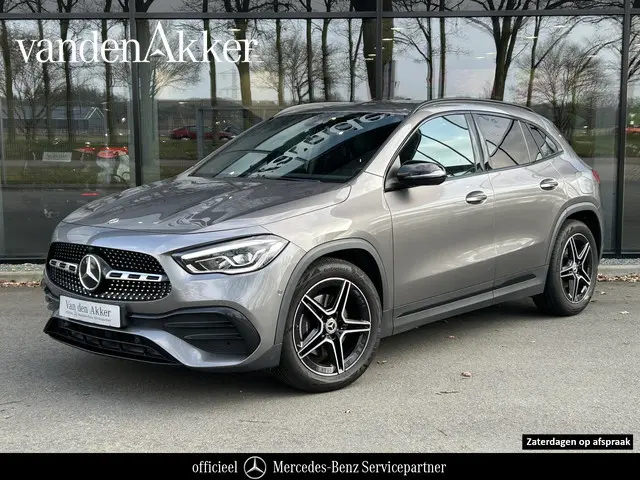 Mercedes-Benz GLA 180 AMG // Camera // Elek. Achterklep // Sfeerverlichting // Night pakket // 19" A...