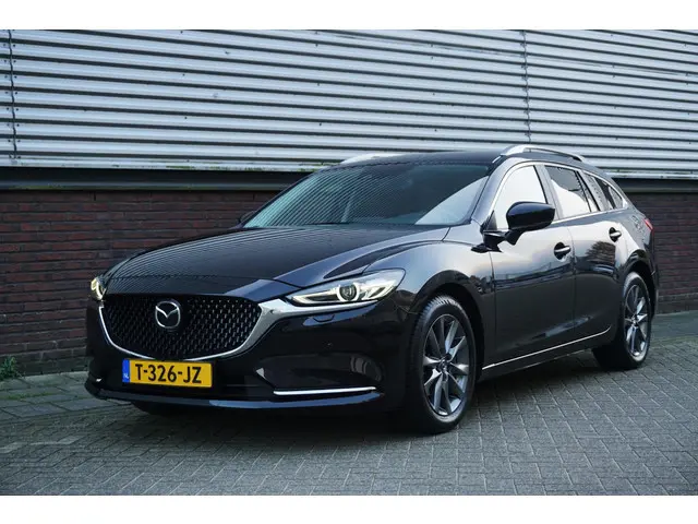 Mazda 6 Sportbreak 2.0 SkyActiv-G 165 Zwart metallic/Trekhaak/Head-Up /Nederlandse auto.