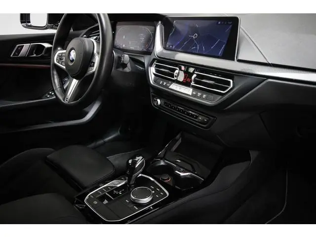 BMW 1-serie 118i Executive Edition | HALF LEDER | DAB | APPLE | DRAADLOZE LADER | CAMERA | 17"