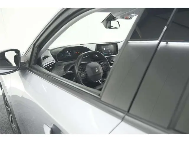 Peugeot e-2008 EV Allure 50 kWh | SOH=96.7 % | 3 Fase Laadfunctie | Camera | Navigatie | Parkeersensoren | Apple Carplay